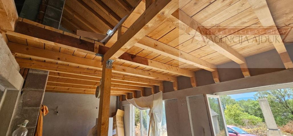 Imotski samostojeća kuća 140 m2 na parceli od 1196 m2 - novo u ponudi