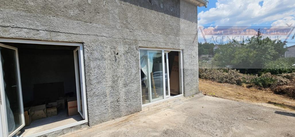 Imotski samostojeća kuća 140 m2 na parceli od 1196 m2 - novo u ponudi