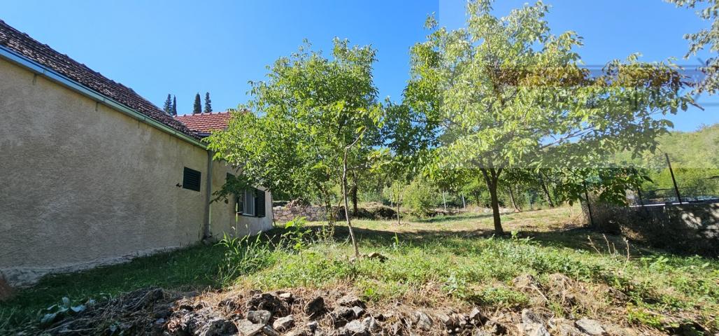 Imotski obiteljska kamena kuća 250 m2 + okućnica 1209 m2 Drum