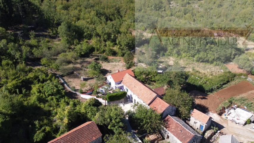 Imotski obiteljska kamena kuća 250 m2 + okućnica 1209 m2 Drum