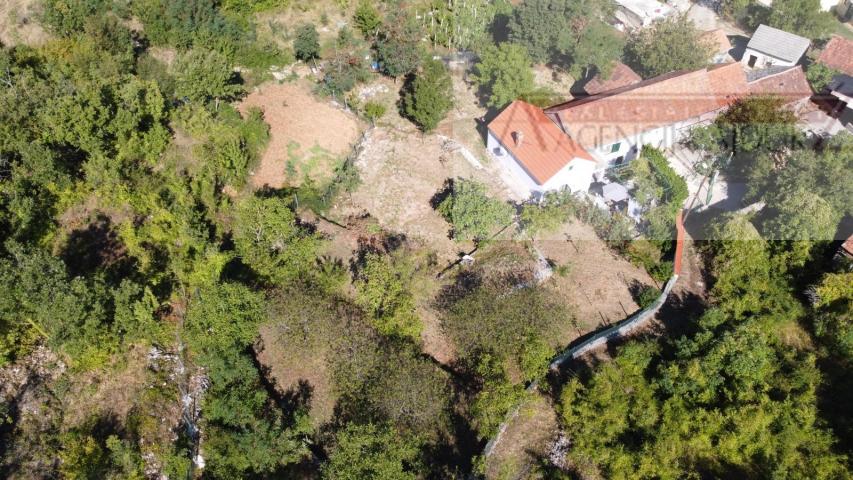 Imotski obiteljska kamena kuća 250 m2 + okućnica 1209 m2 Drum