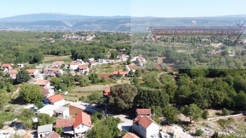 Imotski obiteljska kamena kuća 250 m2 + okućnica 1209 m2 Drum