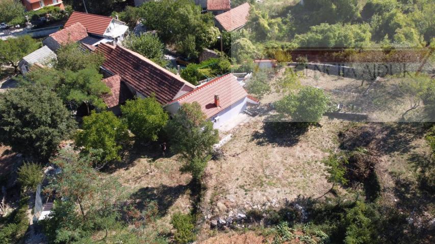 Imotski obiteljska kamena kuća 250 m2 + okućnica 1209 m2 Drum