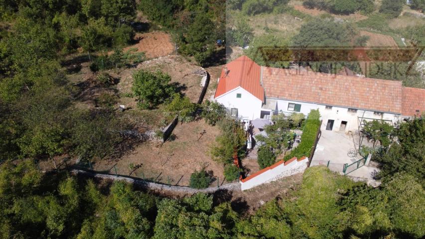 Imotski obiteljska kamena kuća 250 m2 + okućnica 1209 m2 Drum