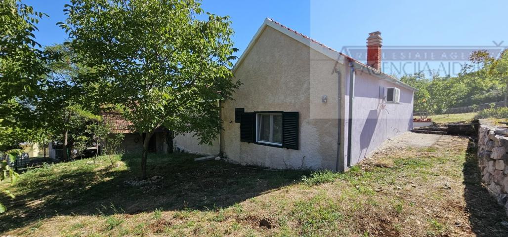 Imotski obiteljska kamena kuća 250 m2 + okućnica 1209 m2 Drum