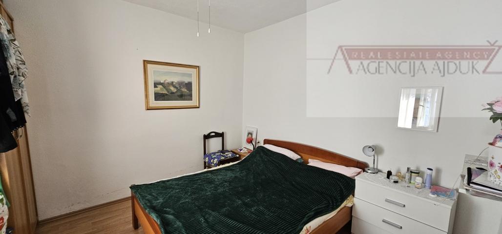 Imotski obiteljska kamena kuća 250 m2 + okućnica 1209 m2 Drum