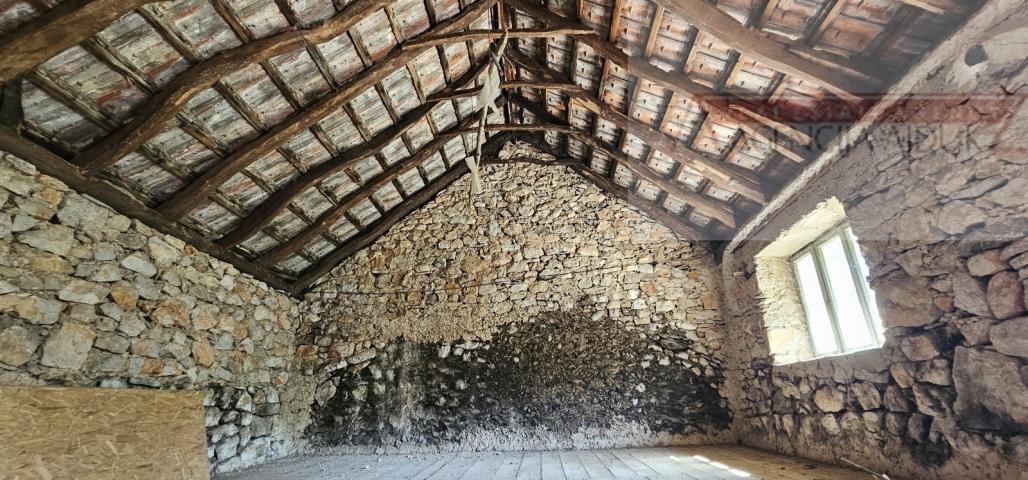 Imotski obiteljska kamena kuća 250 m2 + okućnica 1209 m2 Drum