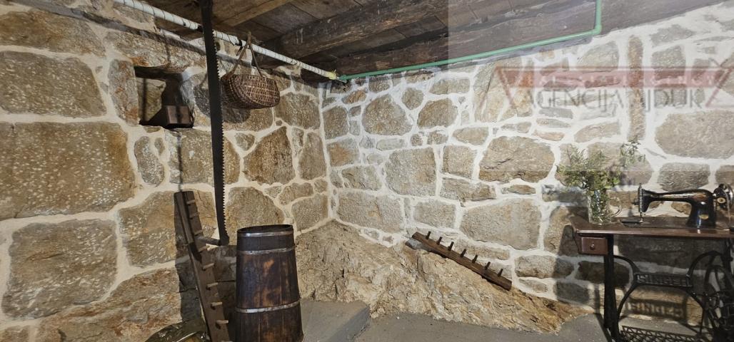 Imotski obiteljska kamena kuća 250 m2 + okućnica 1209 m2 Drum