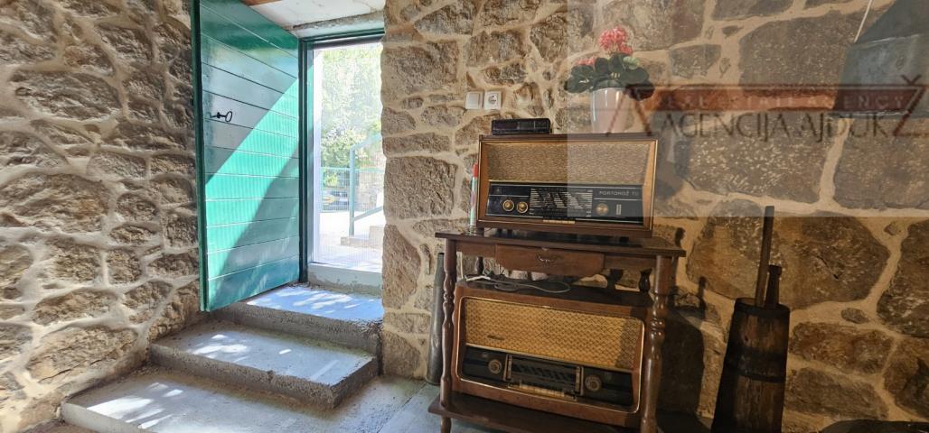 Imotski obiteljska kamena kuća 250 m2 + okućnica 1209 m2 Drum