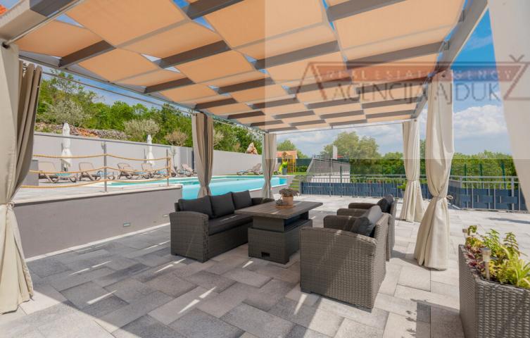 Imotski kuća za odmor 338 m2 + bazen 40 m2 - novo u ponudi