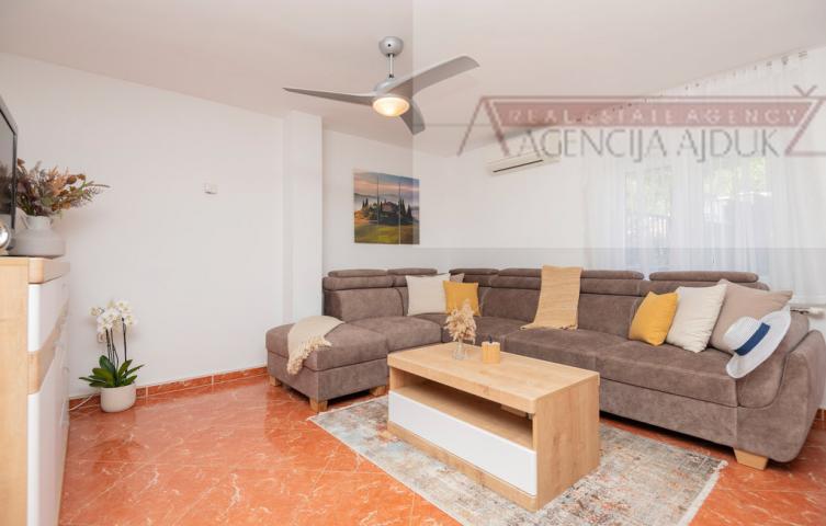Imotski kuća za odmor 338 m2 + bazen 40 m2 - novo u ponudi