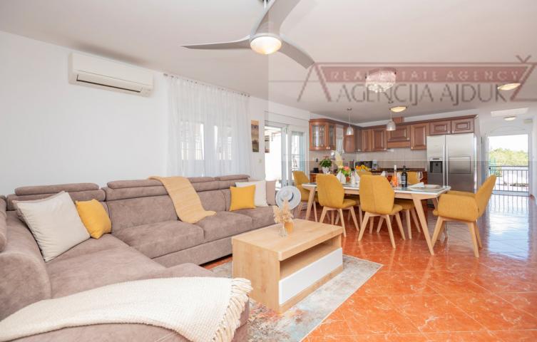 Imotski kuća za odmor 338 m2 + bazen 40 m2 - novo u ponudi