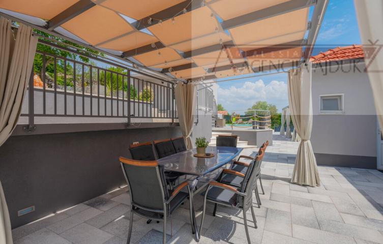 Imotski kuća za odmor 338 m2 + bazen 40 m2 - novo u ponudi
