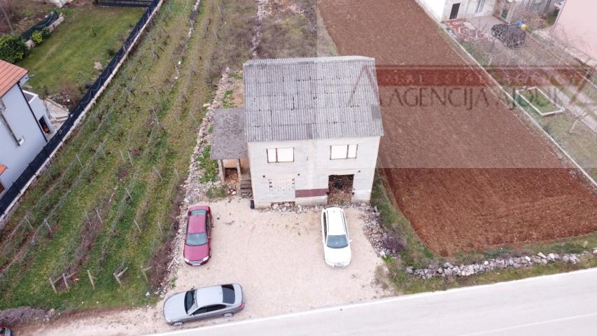 Imotski kuća 229 m2 roh-bau Zmijavci + dvorište 669 m2