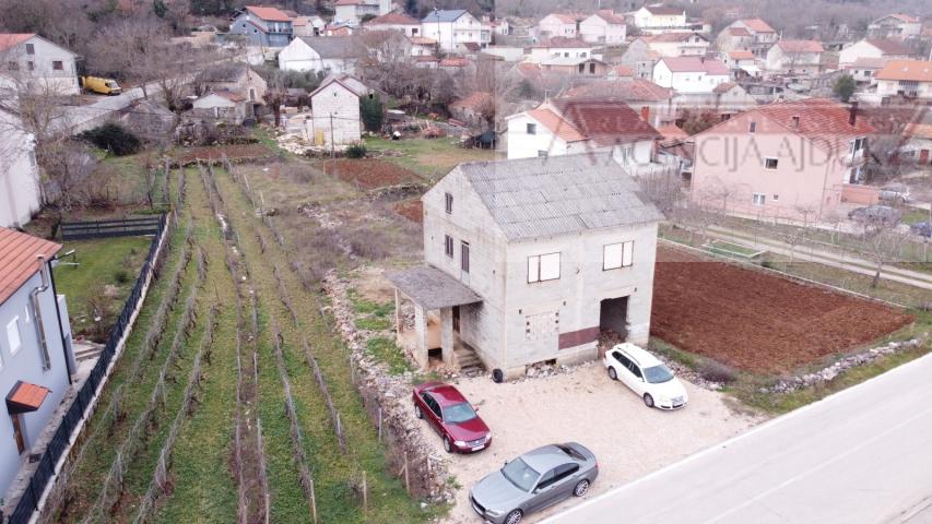 Imotski kuća 229 m2 roh-bau Zmijavci + dvorište 669 m2