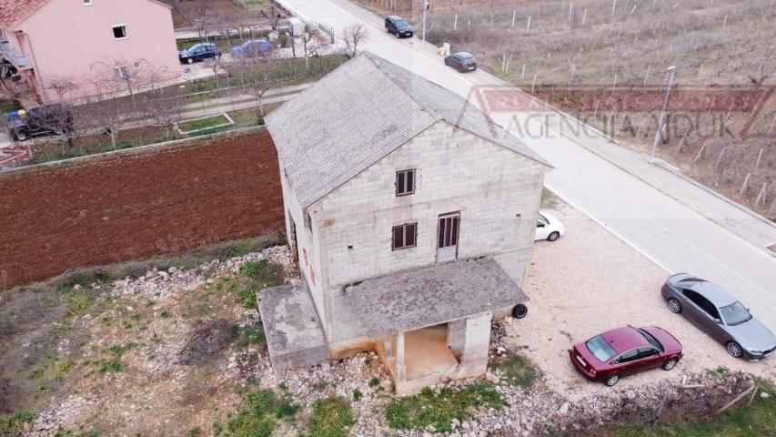 Imotski kuća 229 m2 roh-bau Zmijavci + dvorište 669 m2