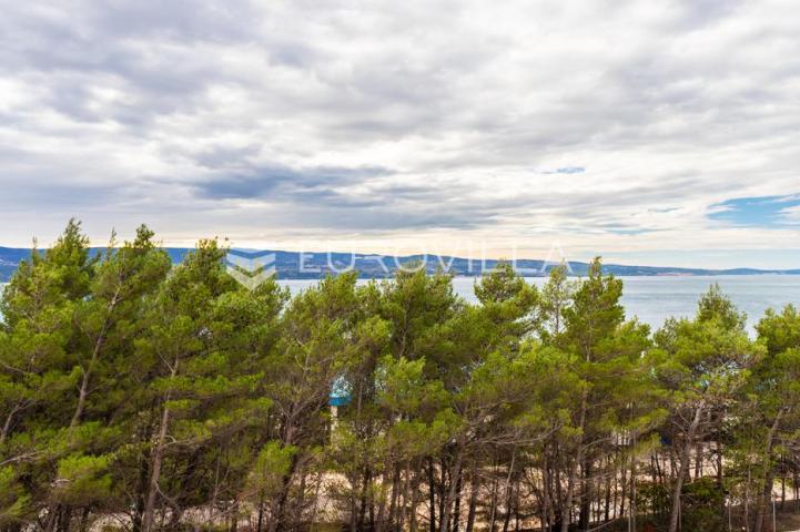 Omiš, dvosoban stan na trećem katu s predivnim pogledom na more