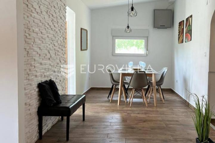 Istra, Šišan, prizemnica s bazenom i građevinskim zemljištem na mirnoj lokaciji