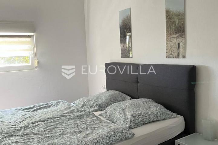 Istra, Šišan, prizemnica s bazenom i građevinskim zemljištem na mirnoj lokaciji