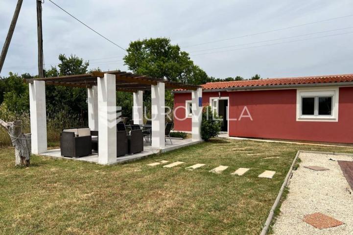 Istra, Šišan, prizemnica s bazenom i građevinskim zemljištem na mirnoj lokaciji
