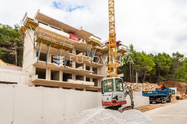 Omiš, trosoban stan u novogradnji na mirnoj lokaciji okruženoj zelenilom, 83,53 m²
