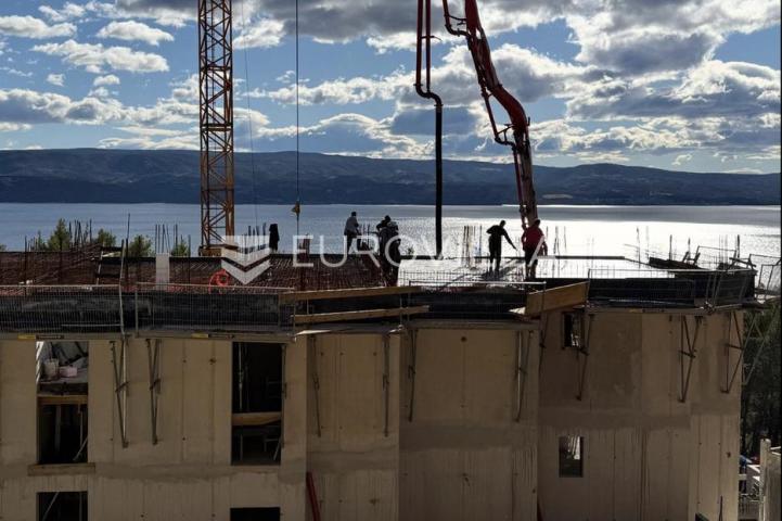 Omiš, trosoban stan u novogradnji na mirnoj lokaciji okruženoj zelenilom, 83,53 m²