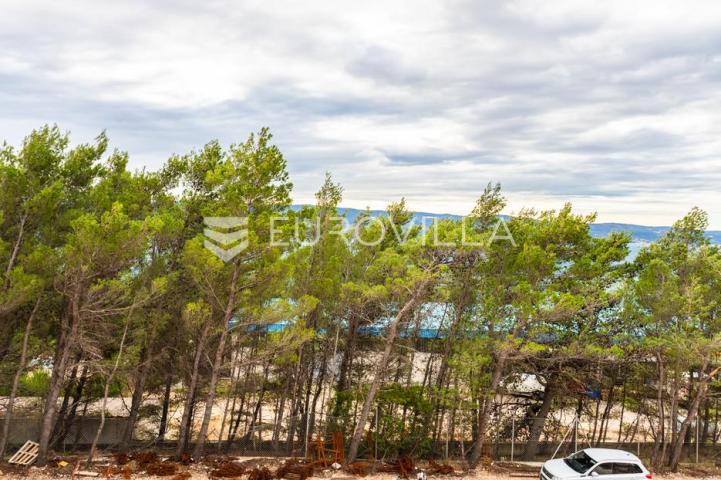 Omiš, trosoban stan u novogradnji na mirnoj lokaciji okruženoj zelenilom, 83,53 m²