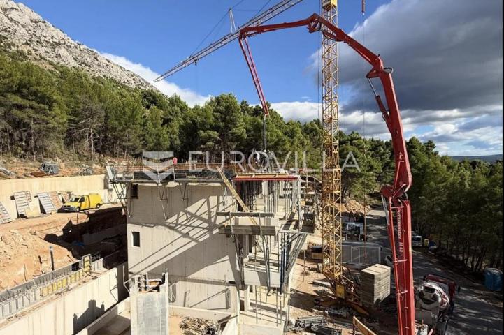 Omiš, trosoban stan u novogradnji na mirnoj lokaciji okruženoj zelenilom, 83,53 m²