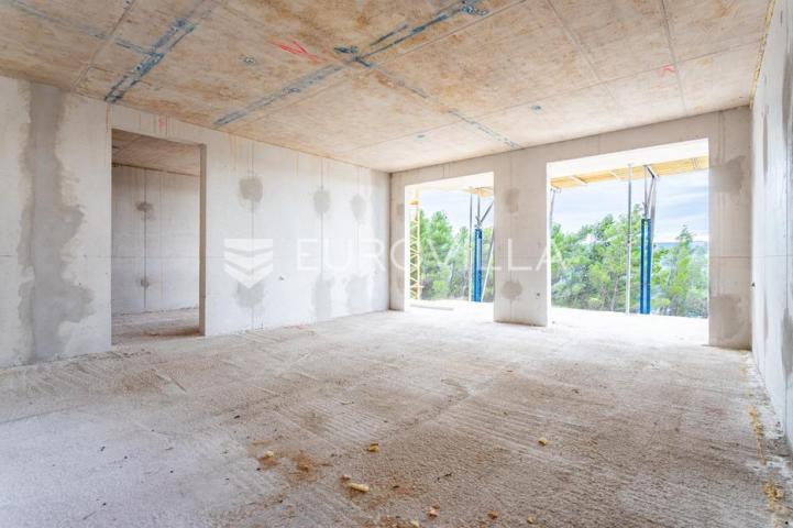 Omiš, trosoban stan u novogradnji na mirnoj lokaciji okruženoj zelenilom, 83,53 m²