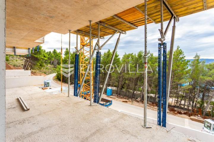 Omiš, trosoban stan u novogradnji na mirnoj lokaciji okruženoj zelenilom, 83,53 m²