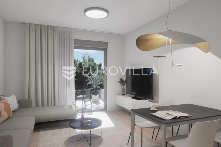 Omiš, trosoban stan u novogradnji na mirnoj lokaciji okruženoj zelenilom, 83,53 m²