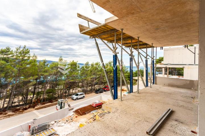Omiš, trosoban stan u novogradnji na mirnoj lokaciji okruženoj zelenilom, 83,53 m²