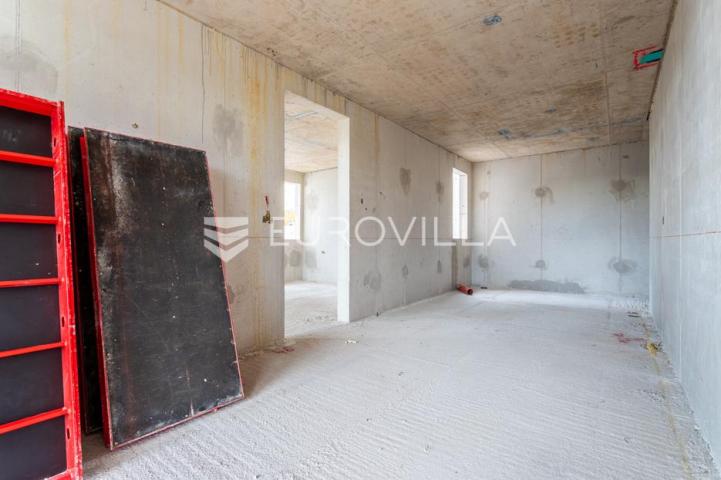 Omiš, trosoban stan u novogradnji na mirnoj lokaciji okruženoj zelenilom, 83,53 m²