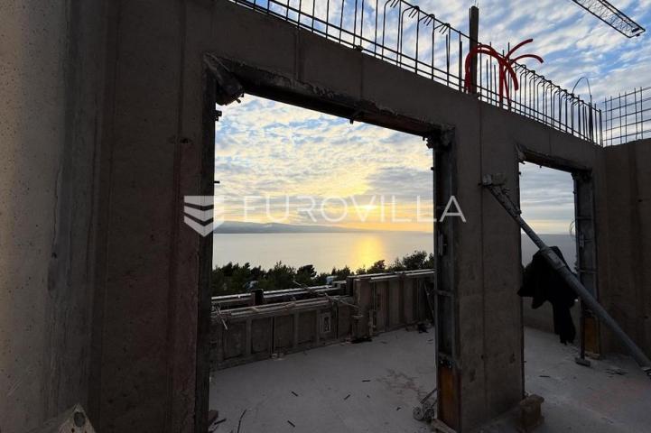 Omiš, trosoban stan u novogradnji na mirnoj lokaciji okruženoj zelenilom, 83,53 m²