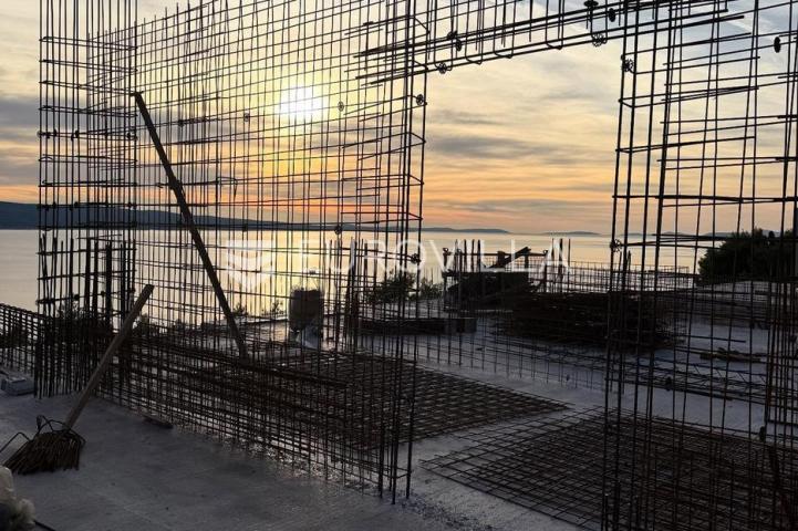 Omiš, trosoban stan u novogradnji na mirnoj lokaciji okruženoj zelenilom, 83,53 m²