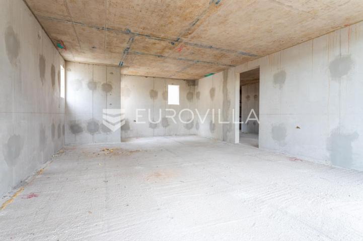 Omiš, trosoban stan u novogradnji na mirnoj lokaciji okruženoj zelenilom, 83,53 m²