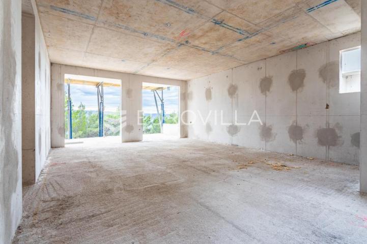 Omiš, trosoban stan u novogradnji na mirnoj lokaciji okruženoj zelenilom, 83,53 m²