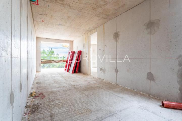 Omiš, trosoban stan u novogradnji na mirnoj lokaciji okruženoj zelenilom, 83,53 m²