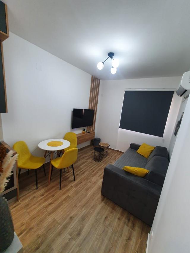 Izdavanje jednosobnog stana 28m2 na atraktivnoj lokaciji u Budvi (Na duzi period)