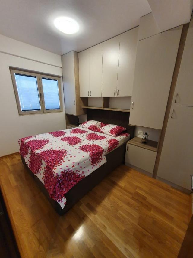 Izdavanje jednosobnog stana 28m2 na atraktivnoj lokaciji u Budvi (Na duzi period)
