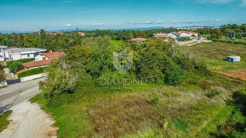 Umag okolica, zemljište sa potencijalom za investiciju 450 m od mora!