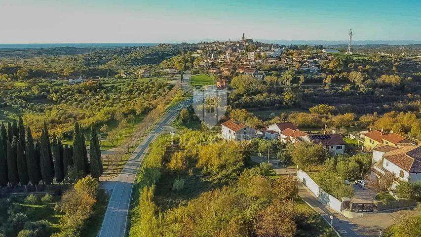 Buje, predivno zemljište 903 m2 s pogledom na more! 