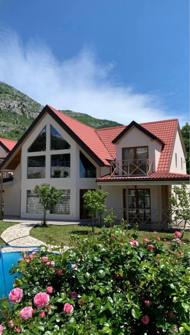 Zwei-stöckige Zedervilla zum Verkauf in Ratac, Gemeinde Bar