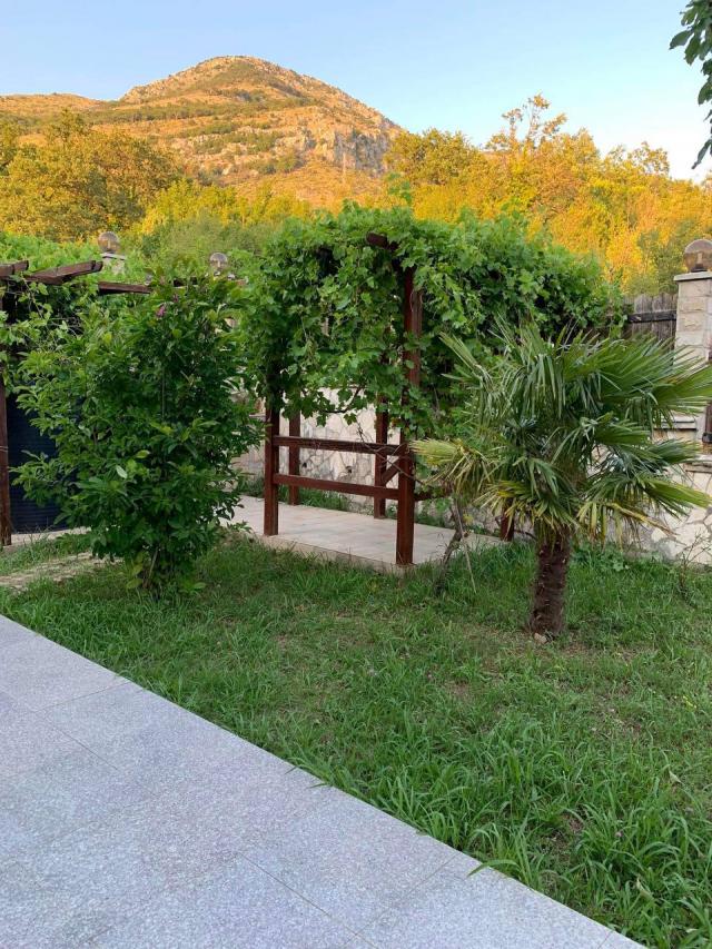 Zwei-stöckige Zedervilla zum Verkauf in Ratac, Gemeinde Bar