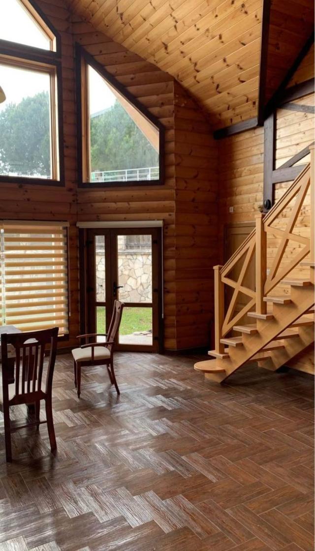 Zwei-stöckige Zedervilla zum Verkauf in Ratac, Gemeinde Bar