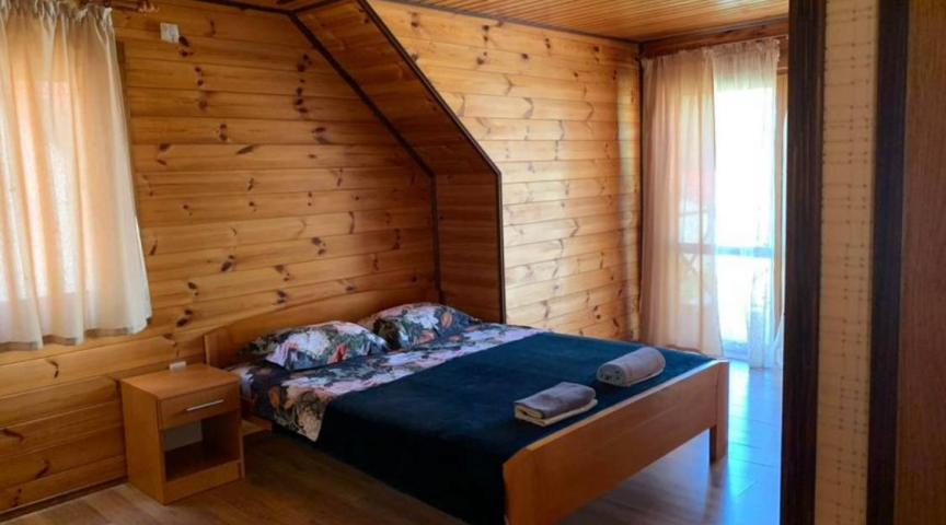 Zwei-stöckige Zedervilla zum Verkauf in Ratac, Gemeinde Bar