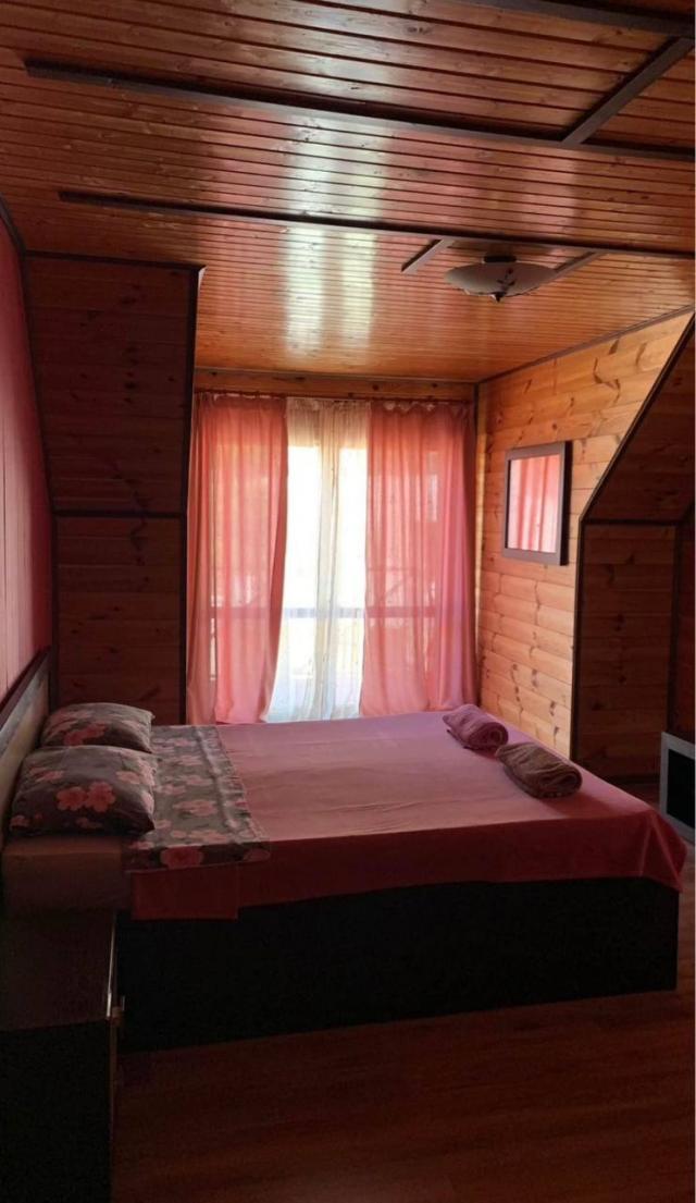 Zwei-stöckige Zedervilla zum Verkauf in Ratac, Gemeinde Bar