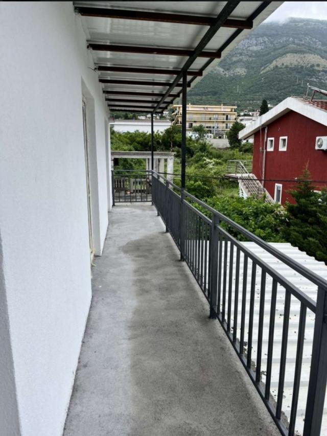 Šarmantna Kuća na Prodaju u Naselju Sutomore