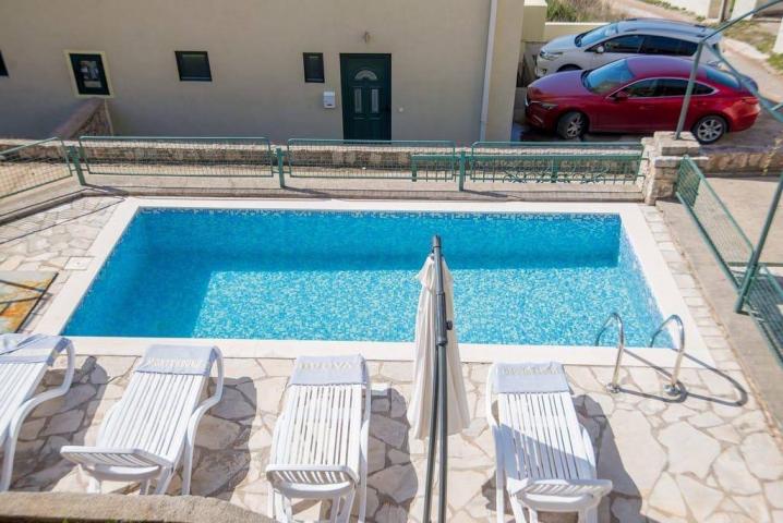 Luksuzna Vila sa Pogledom na More i Bazenom na Prodaju u Krimovici (Opština Kotor)