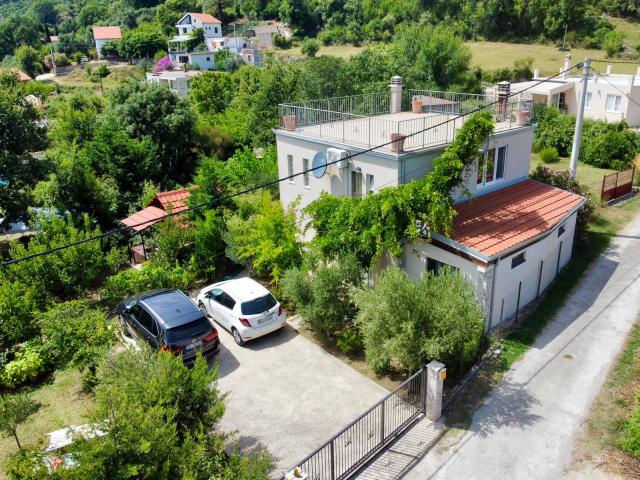 House with Garden and Stunning Mountain Views in Bar, Shushan District